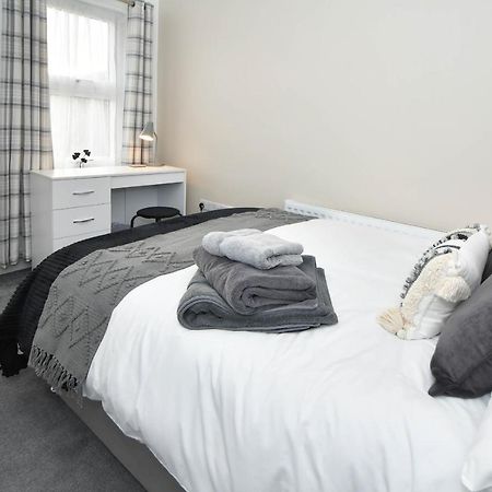 Find A Spacious And Stylish Escape In The City Centre At Sturgess House, Perfect For Longer Stays! Stoke-on-Trent Экстерьер фото