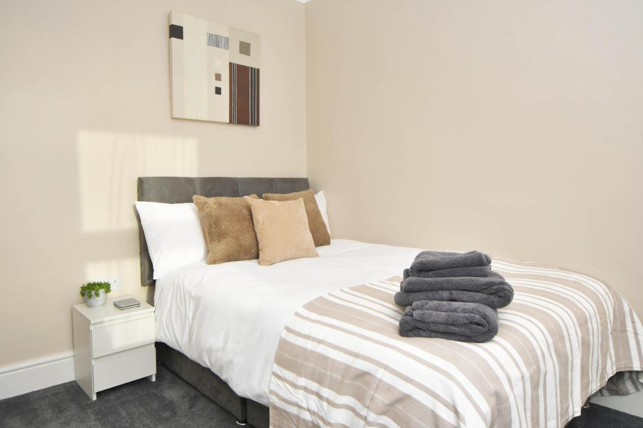 Find A Spacious And Stylish Escape In The City Centre At Sturgess House, Perfect For Longer Stays! Stoke-on-Trent Экстерьер фото