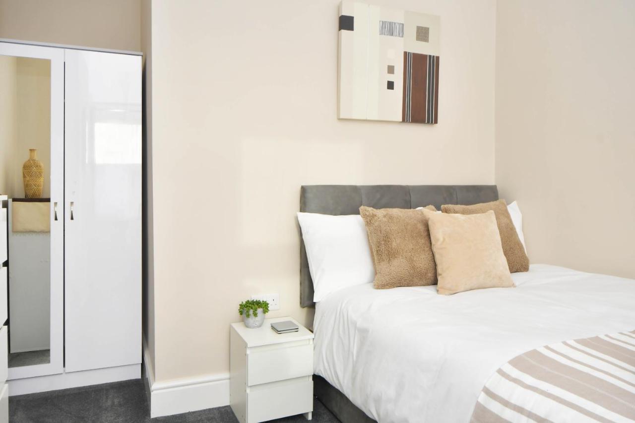 Find A Spacious And Stylish Escape In The City Centre At Sturgess House, Perfect For Longer Stays! Stoke-on-Trent Экстерьер фото