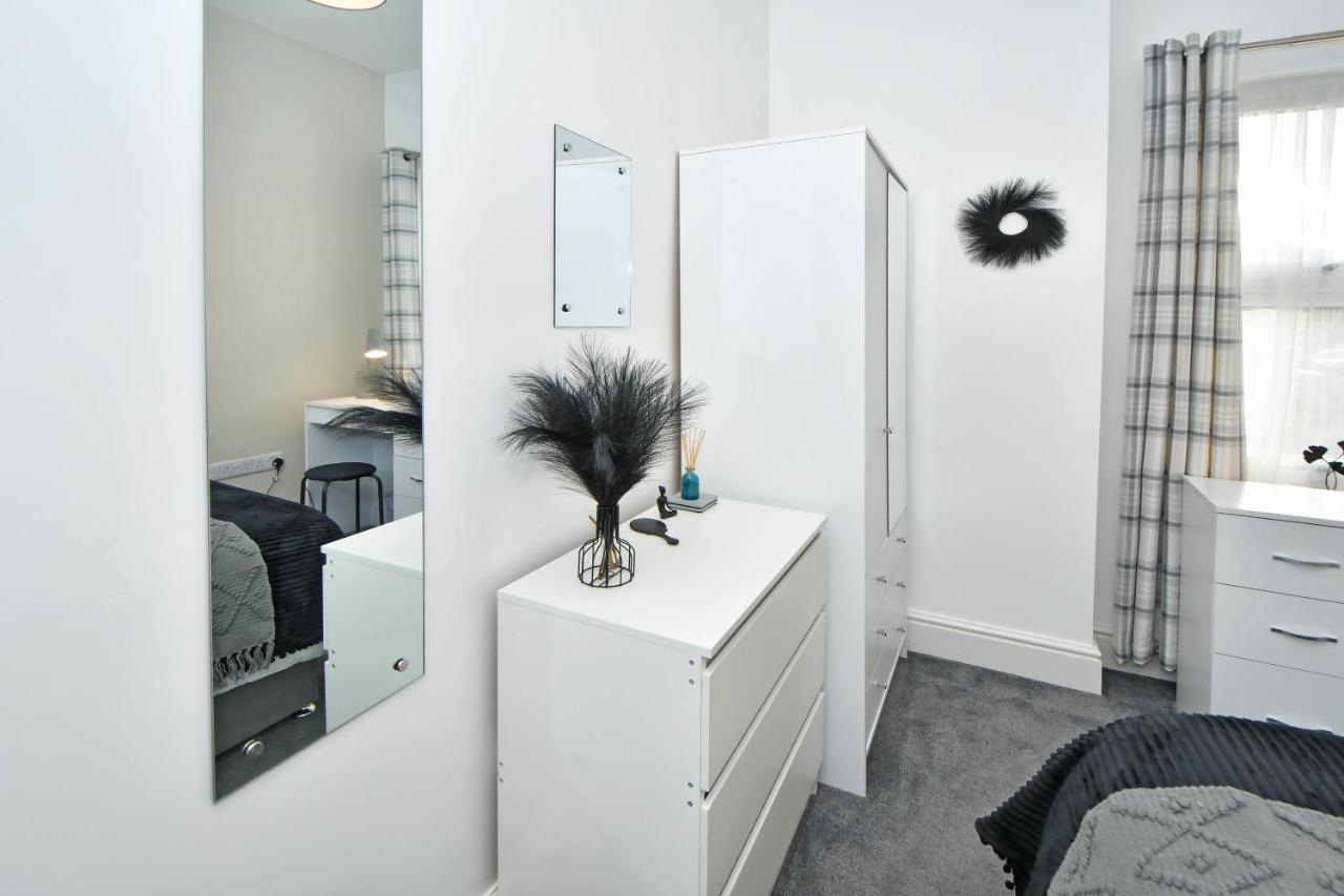 Find A Spacious And Stylish Escape In The City Centre At Sturgess House, Perfect For Longer Stays! Stoke-on-Trent Экстерьер фото