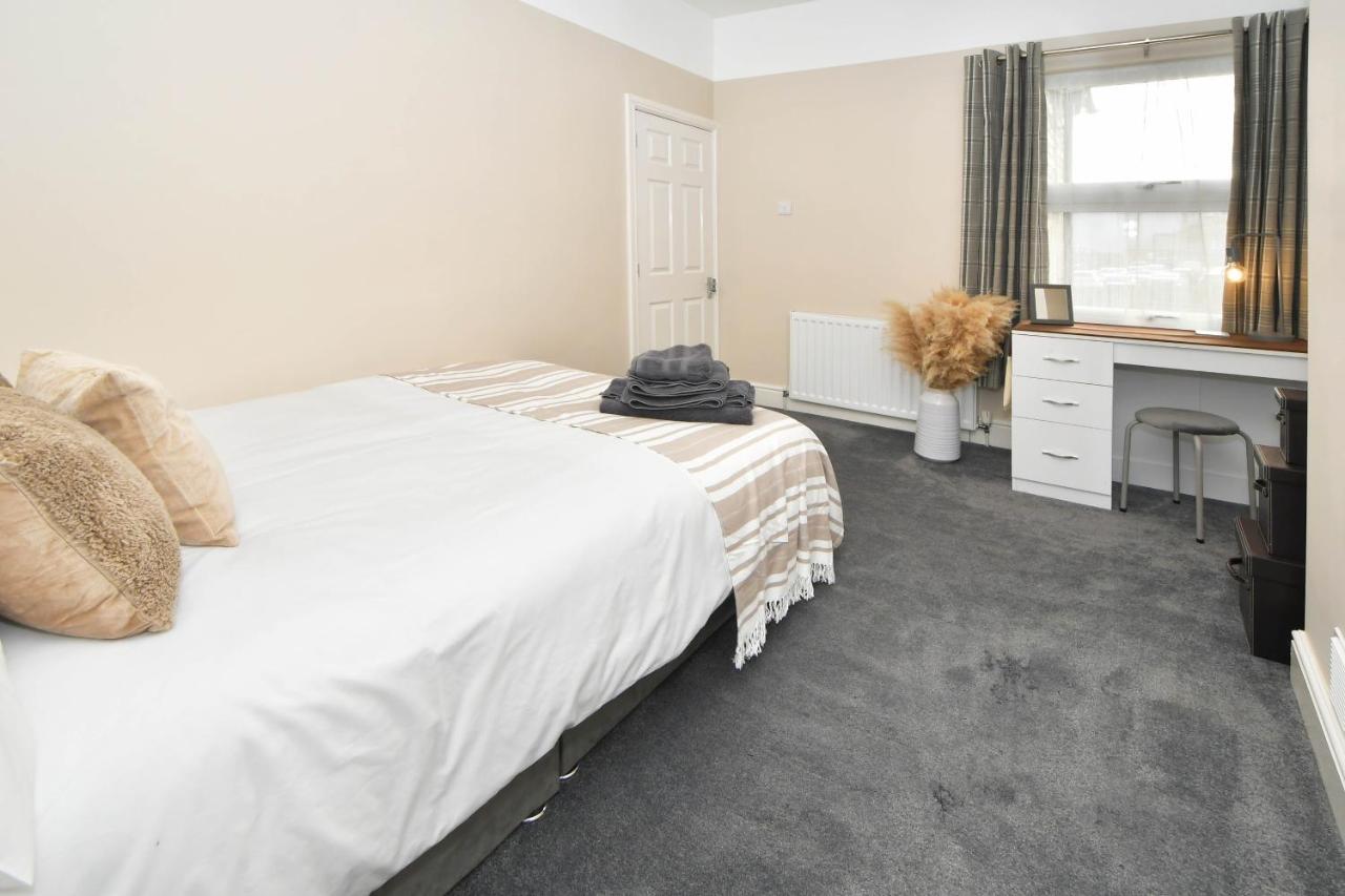 Find A Spacious And Stylish Escape In The City Centre At Sturgess House, Perfect For Longer Stays! Stoke-on-Trent Экстерьер фото